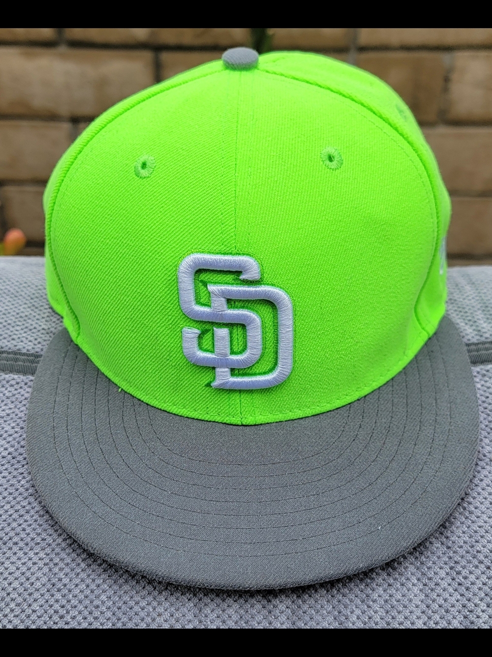 New Era 9FIFTY San Diego Padres MLB Neon Green/Gray Snapback Hat Medium-Large